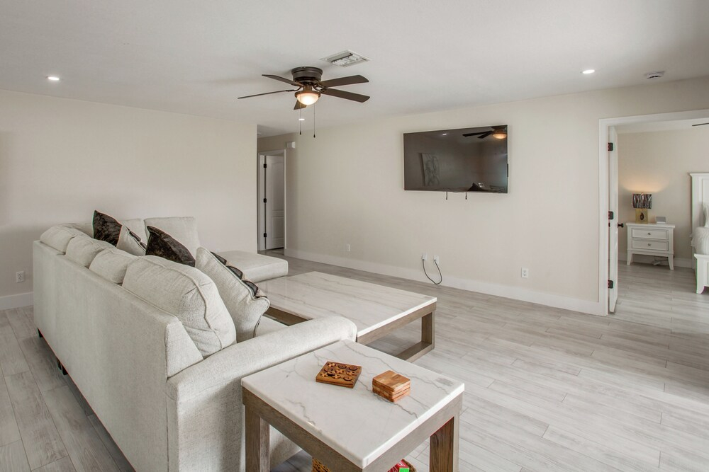 Fishing Dock & Pool: Waterfront Cape Coral Retreat