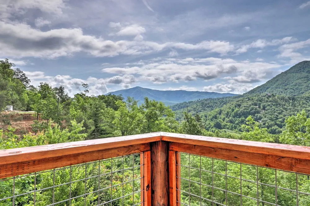 Mountain Dew Cabin w/ Hot Tub & Scenic Views!