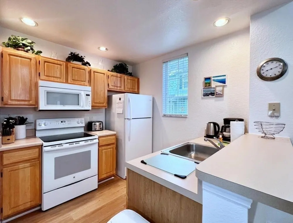 Lovely Family Townhome In Great Location-2200scd 4 Bedroom Townhouse by RedAwning