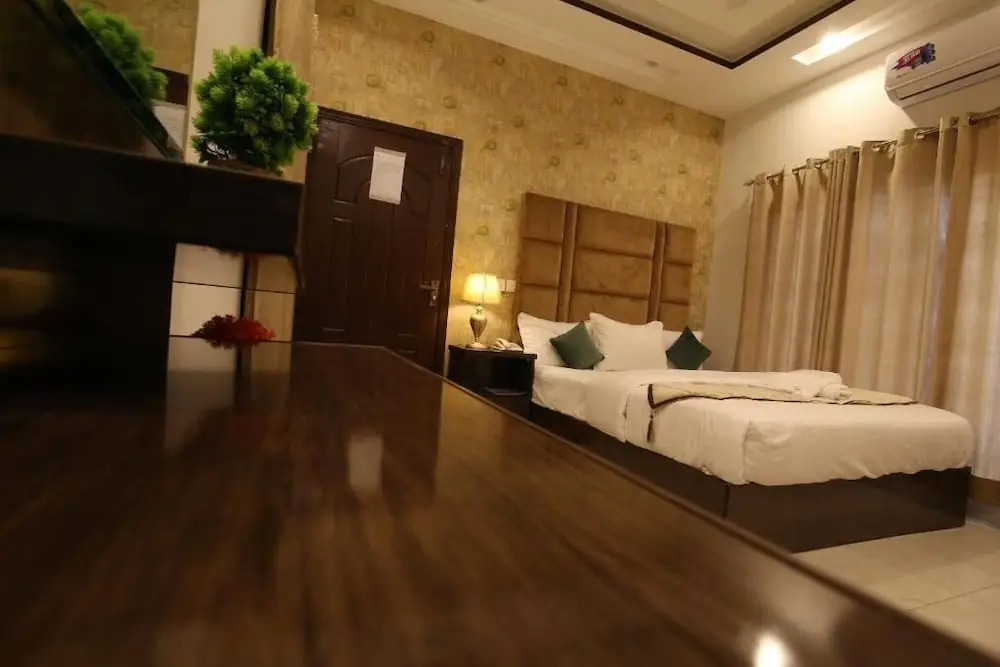 Cuzzy Inn Hotel Lahore