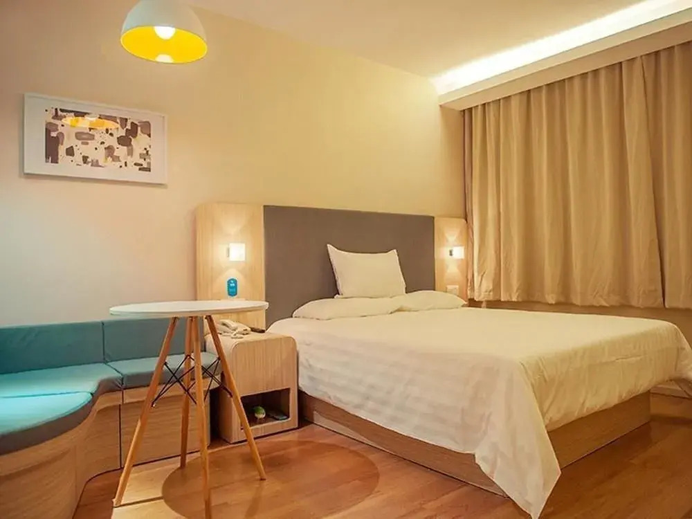 Chengdu Rushi Chaowa Hotel (Chunxi Road Tianfu Square Metro Station)