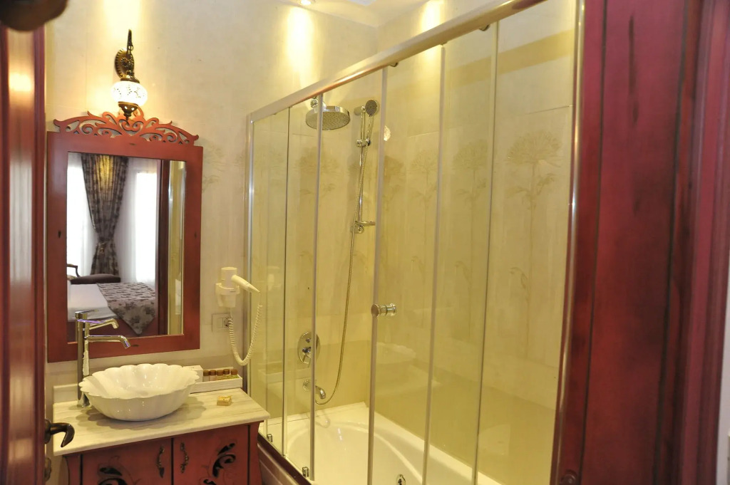Ayna Hotel