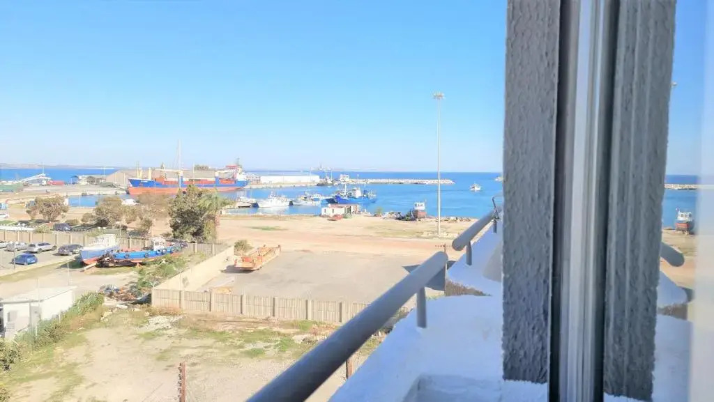 Apartment with 360° balcony and Direct Sea and Harbour View!