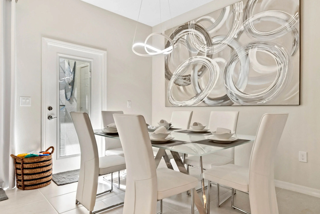 5 Bd 45 Ba Windsor At Westside 2402 Td