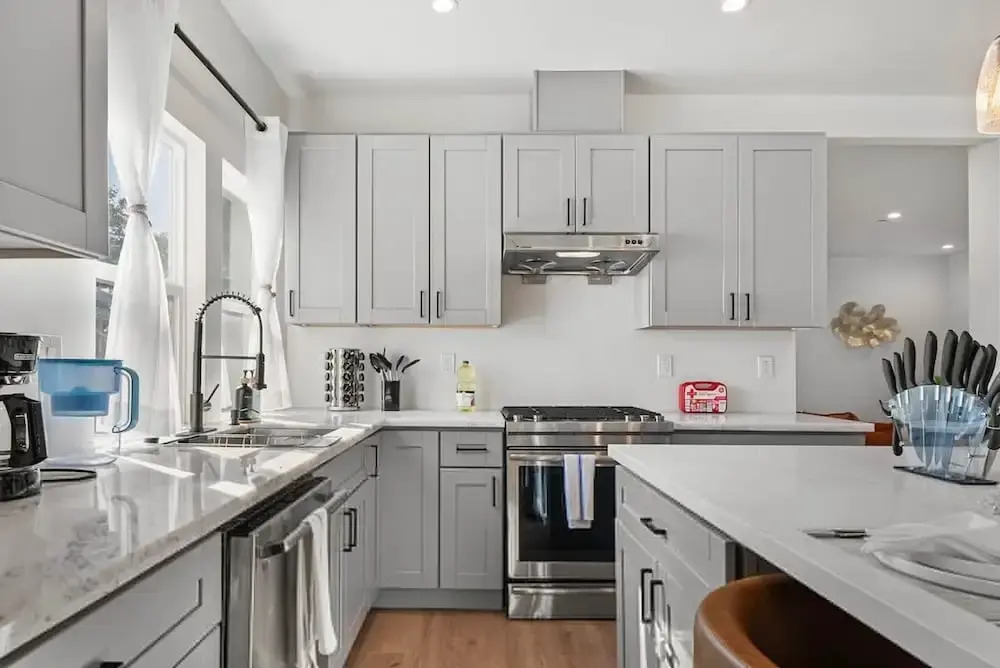 Massive 8BR Home in Hayward With AC Free Parking