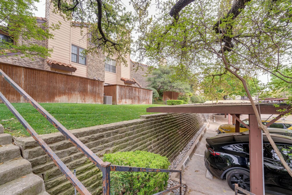 Near Expressways! Cozy Dallas Condo w/ Workspace