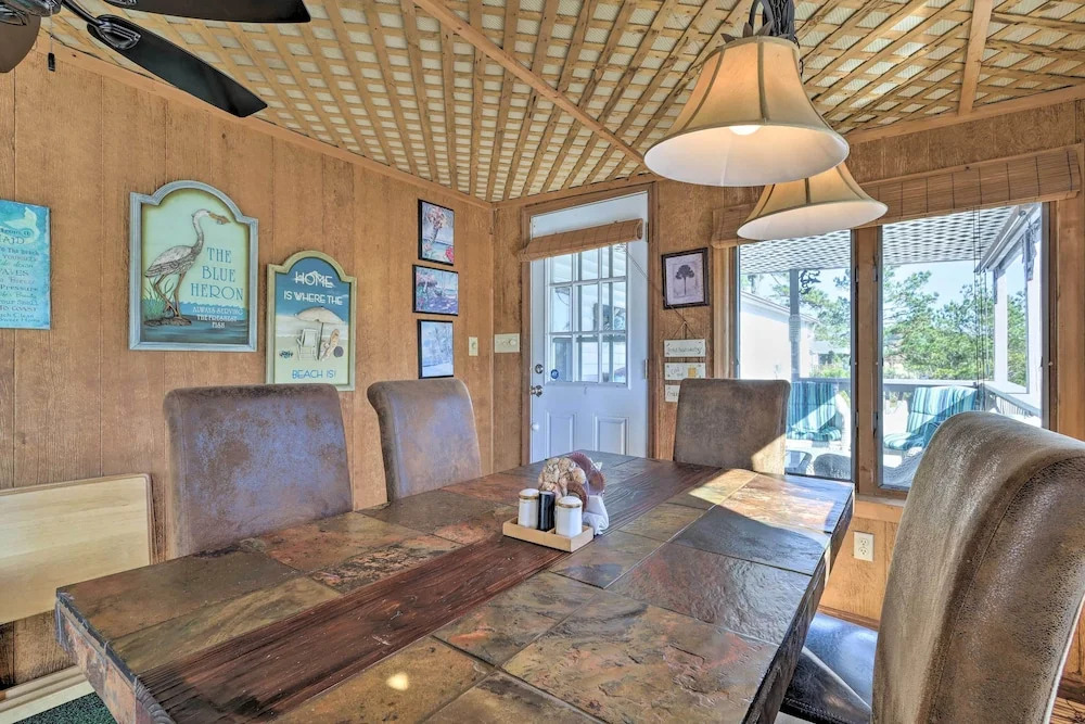 Quaint Chincoteague Island Hideaway w/ 2 Porches!