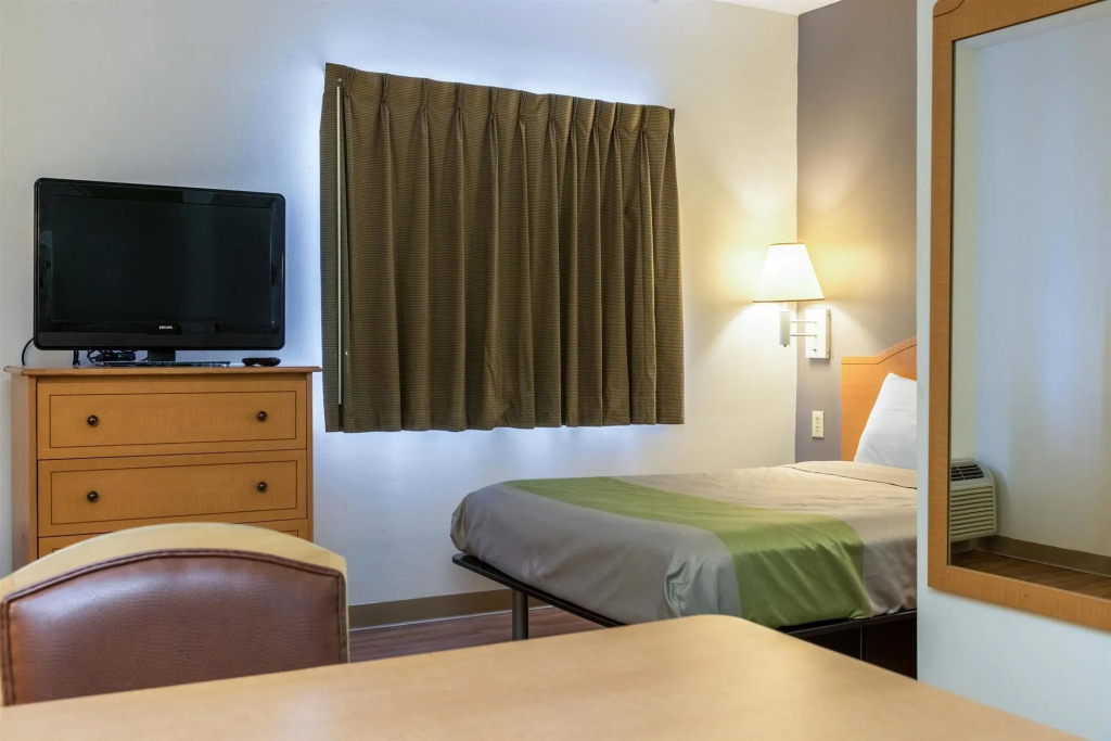 Oyo Townhouse Sulphur,LA Extended Stay I-10