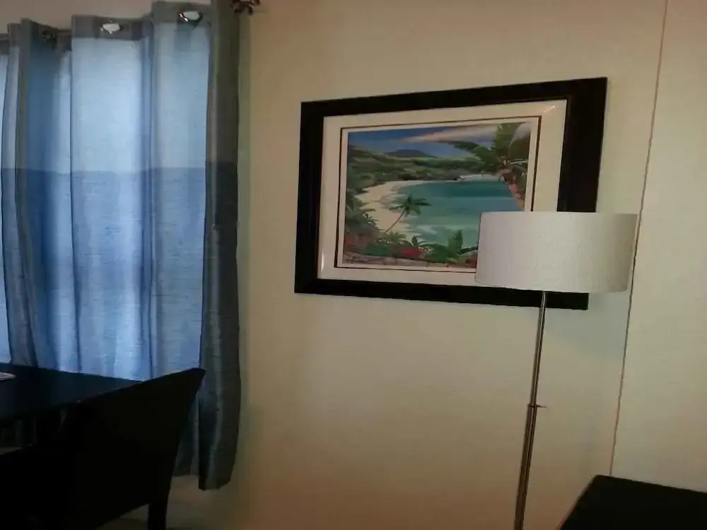 Hollywood Beach Resort- Large Studio Sleeps 4