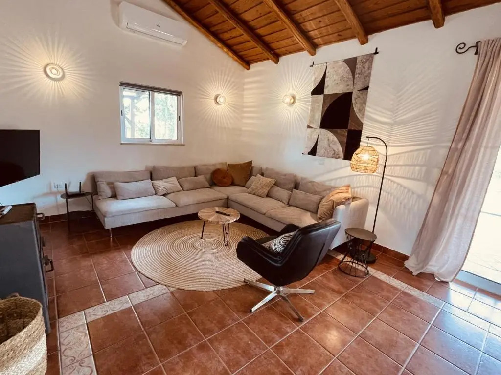 Casa Colinas Roxas by Portucasa