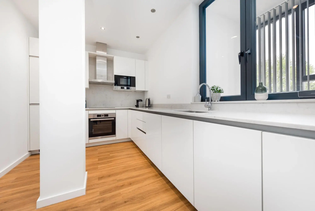 Modern Kingston Home Close to Hampton Court Palace by Underthedoormat