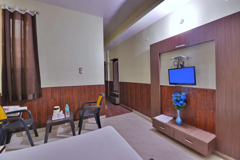 Aarya Hotel