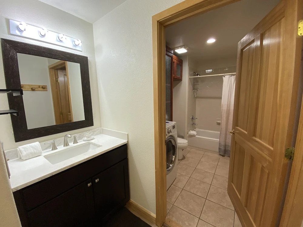 Gateway Lodge 5037