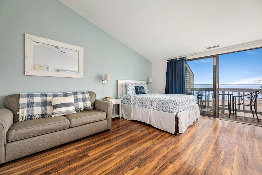 Beautiful Bay View Couples Retreat at The Shores 5586