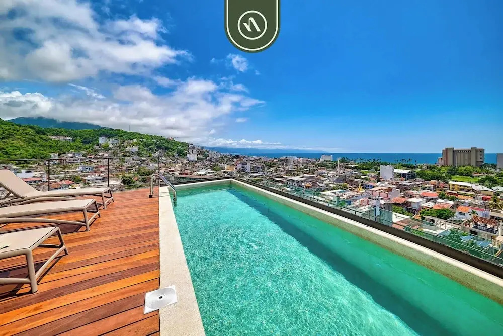 Corner 2 BR Condo - Rooftop Pool With Oceanview