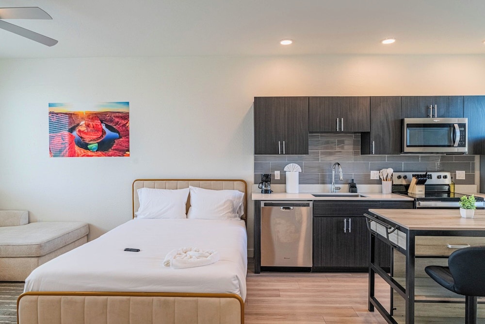 The Lotus Serene Stay with Pool-Gym-EV