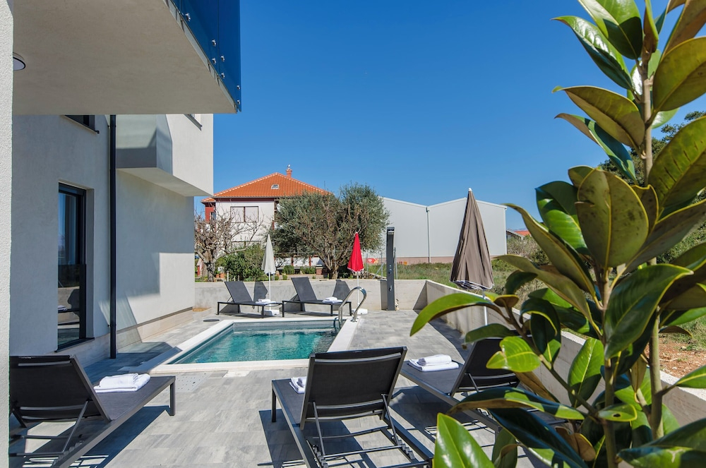 Apartments Luxury Villa V2 with rooftop