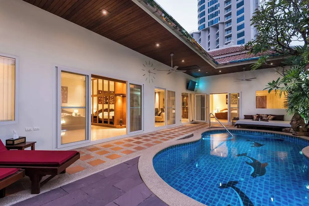Luxury 2BR Pool Villa Pratamnak Soi5- 50m to Beach