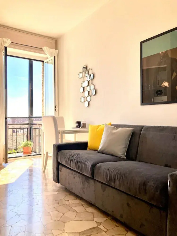 Bright studio with balcony - Visconti 14