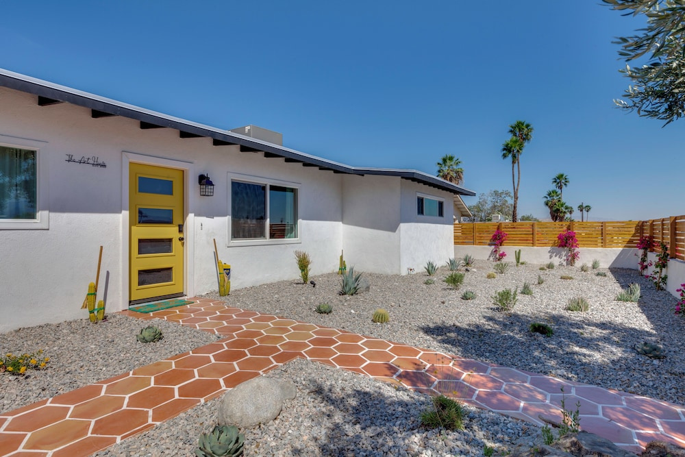 Yard Games, Outdoor Kitchen: Palm Springs Retreat!