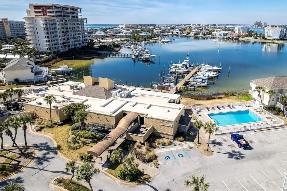 SPC3209 is an upstairs 2 BR with Canal Views by RedAwning