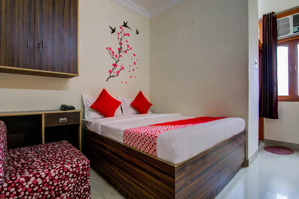 OYO 15589 Hotel Kamdhenu