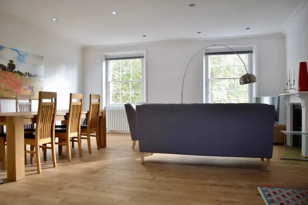 Bright 2 Bedroom Property With Easy Access to the City