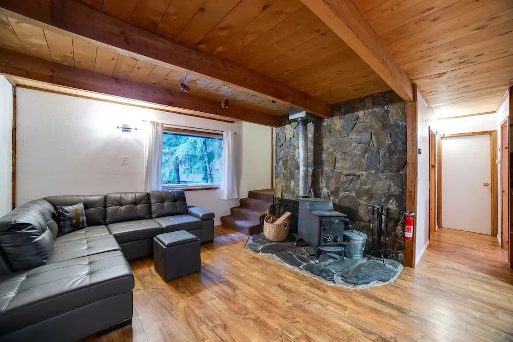 48SL - Hot Tub - Pets Ok - WIFI - Wood Stove - Sleeps 5