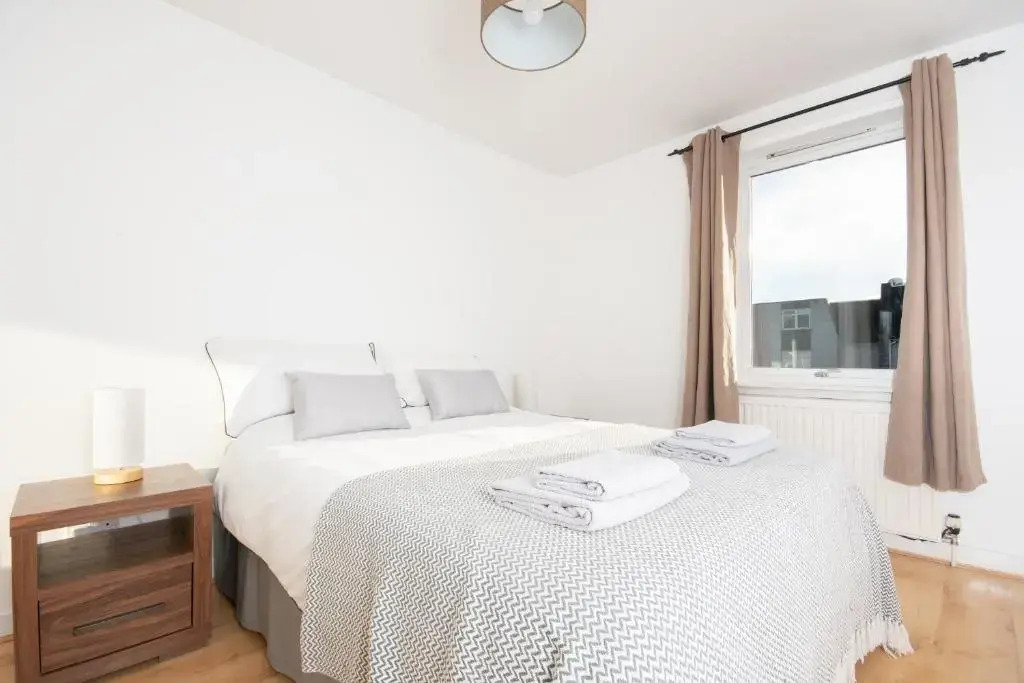 Find "DWELLCOME HOME Ltd" site for 10oo10 assurance from past guests - Immaculate 2 Bedroom, 3 Bed, 2 Doubles and a Single 2nd floor Apartment with free allocated off street parking, 100Mbps broadband, Miles better than a hotel