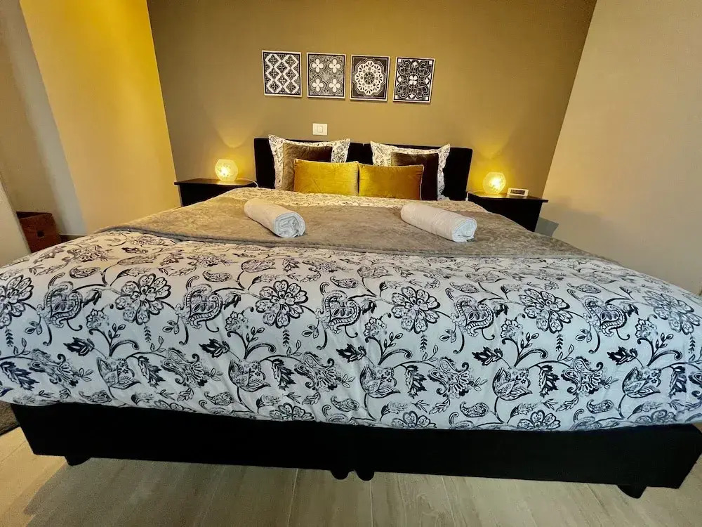 OneLuxStay near Diamond District