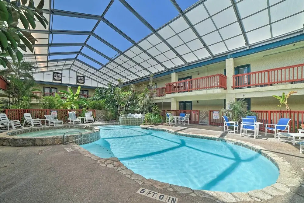 Coastal Studio w/ Amenities: Walk to Padre Beach!