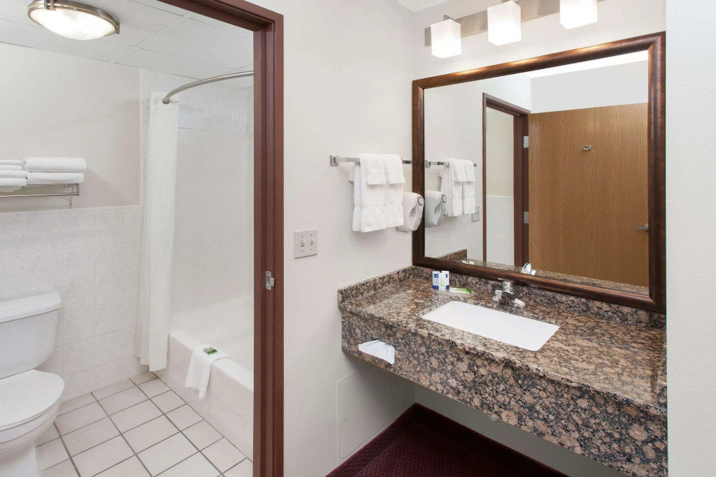 AmericInn by Wyndham Iowa Falls
