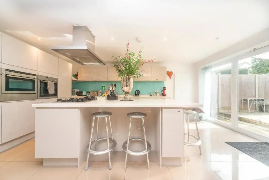 6 bedrooms beautiful home 3 bathrooms, quiet location with garden near Legoland Windsor Heathrow