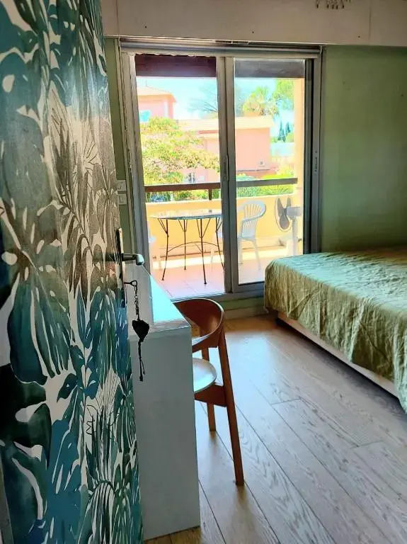 Antibes with pool, terrace & private garden, 250 mt from sandy Plage de la Salis