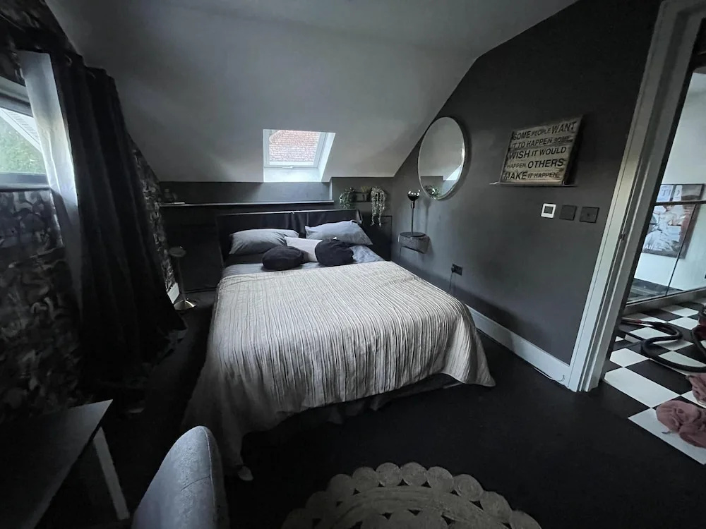 Artsy Retreat - Sleeps 4, Free Parking & Balcony