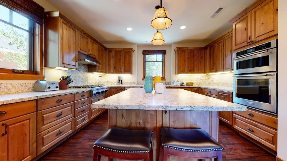 Graystone 2110 5-Star Luxury House with Private Jacuzzi and Double Garage by RedAwning