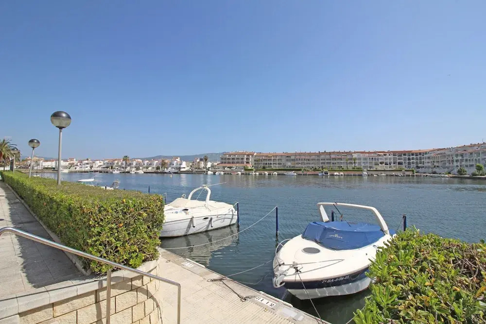 Apartment in Empuriabrava With Canal Views