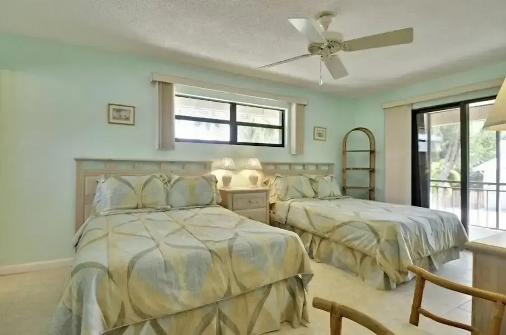 Beautiful 2 bedroom with Boat Slip 2 Home by RedAwning