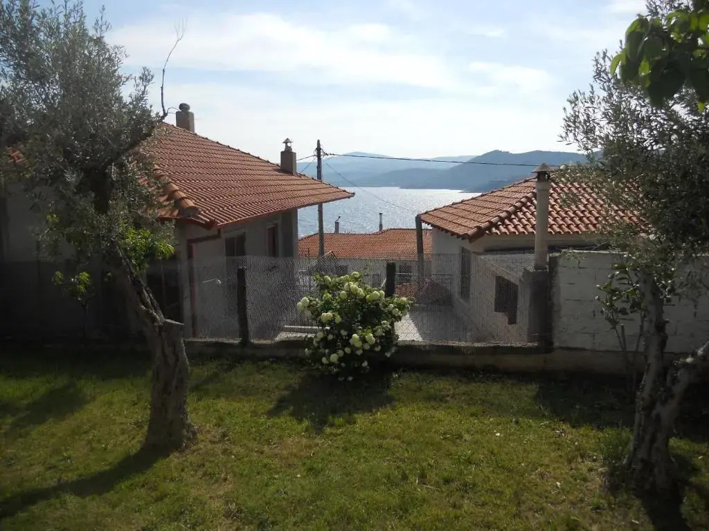 Doras House comfortable apartment with a yard and view
