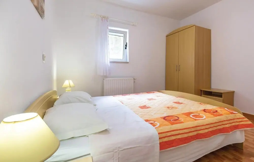Nice Home in Makarska with WiFi, 3 Bedrooms & Hot Tub