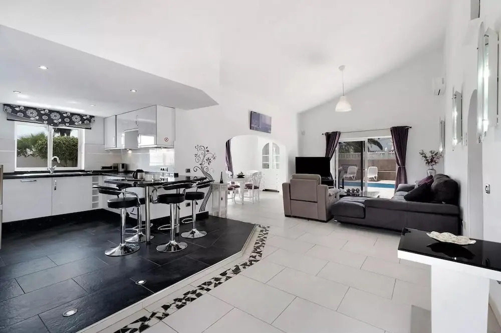 Exceptional 3 Bed Villa Malpas sleeps 6 h pool
