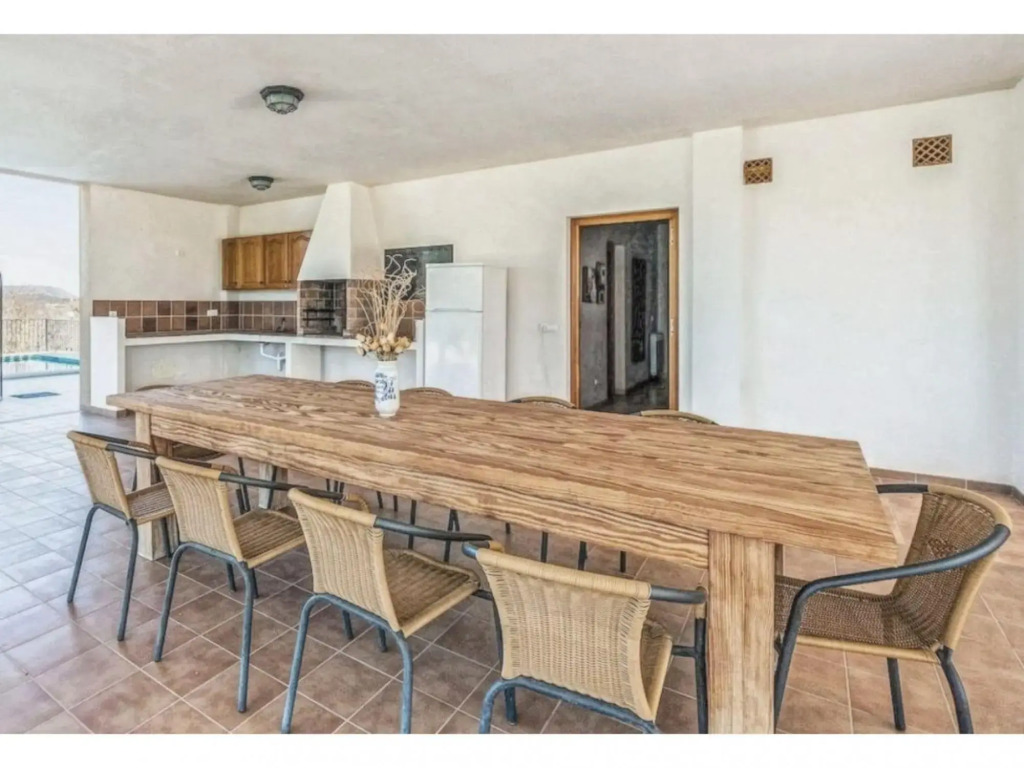 Stunning country house with pool and panoramic views for 10 people