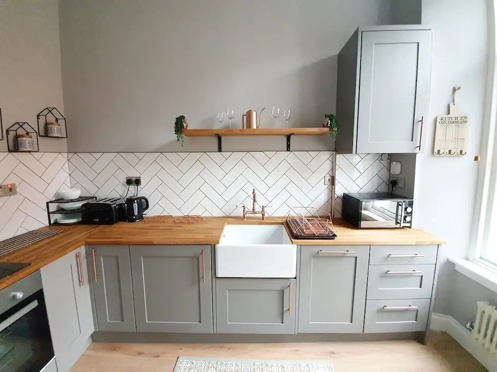 Unwind in a Bright Airy Victorian Apartment in West End!