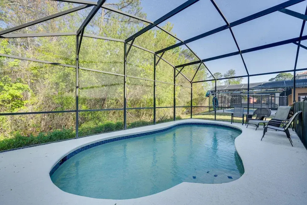 8 Mi to Disney: Family Home w/ Screened Lanai!