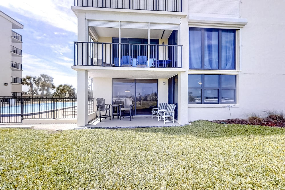 Newly Decorated Ground-floor Suite Steps From Beach and Pool W/views, Wifi