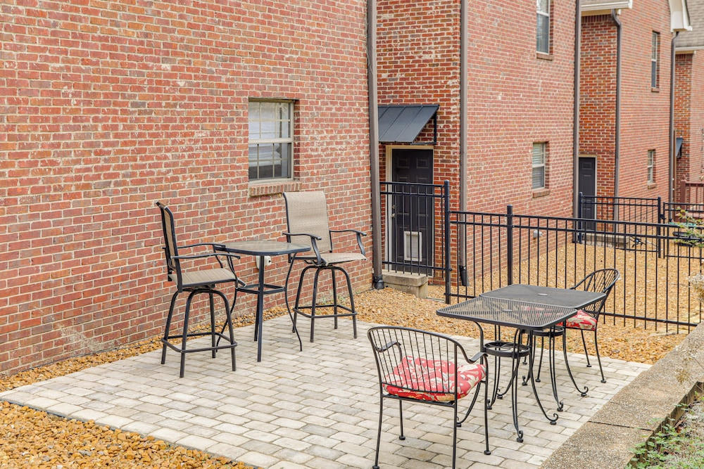 Walk to Ole Miss! Hilltop Oxford Home w/ Patio