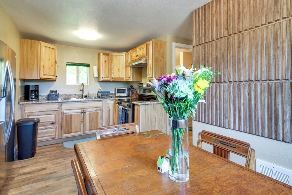 On-site Creek & Fishing: Cozy Coos Bay Retreat!