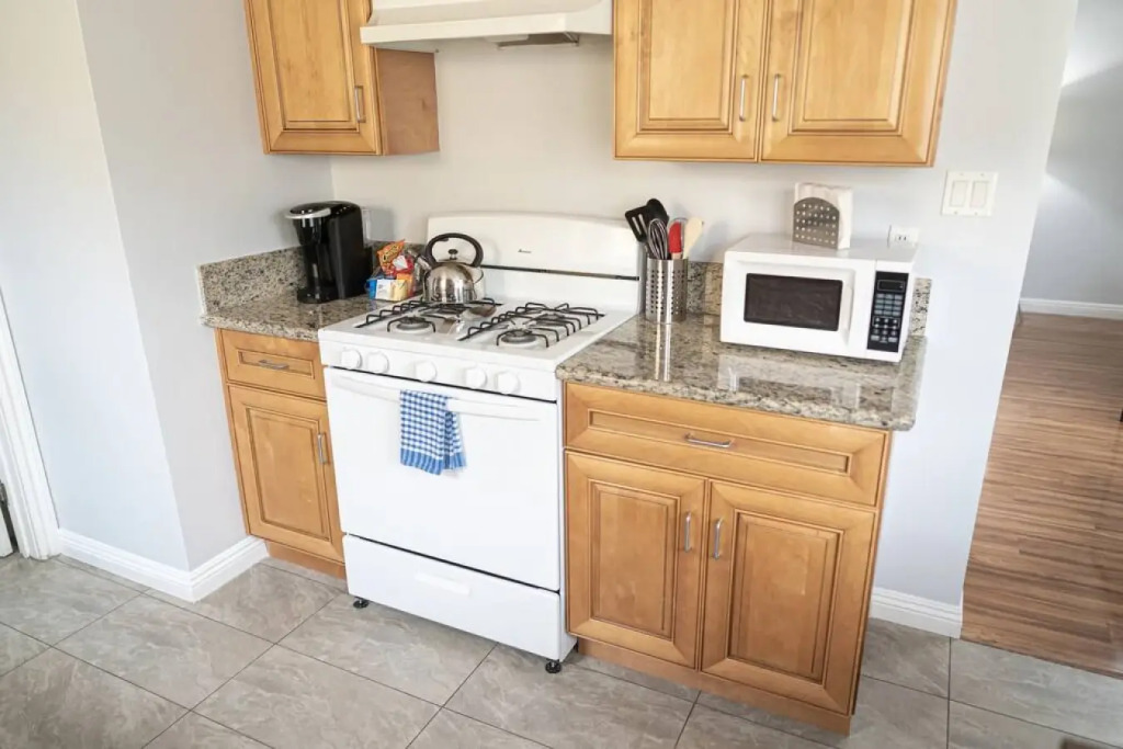 QUAINT 1-BEDROOM BUNGALOW HOME IN GLENDALE  (p5)