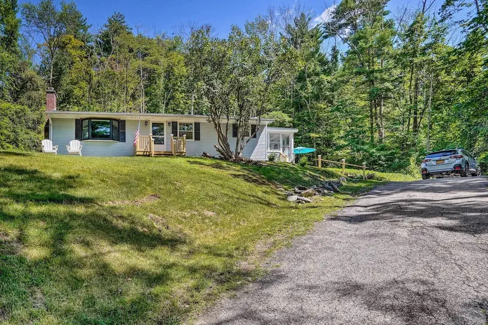 Stockbridge Home: Walk to Town Beach!