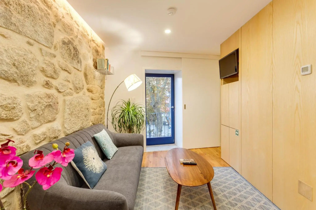 Riverside 2 Bedroom Apartment by DA'HOME